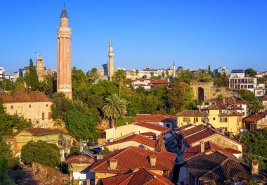 Eski şehir Antalya, Türkiye, Yivli Minare ve saat kulesi
