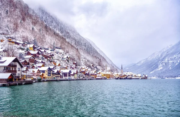 Inverno na cidade de Hallstatt em um lago nas montanhas dos Alpes, Austri — Fotografia de Stock