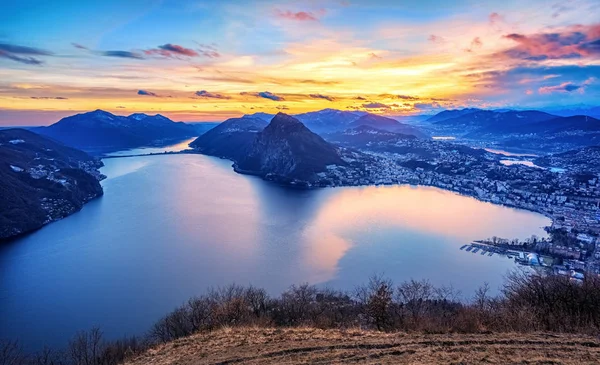 Dramatis matahari terbenam di Danau Lugano di Alpen swiss, Swiss — Stok Foto