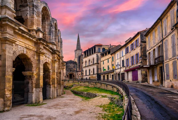 Vieille ville d'Arles et amphithéâtre romain, Provence, France — Photo