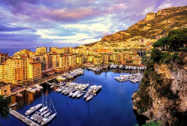 Haven Fontvieille harbour in de oude stad van Monaco — Stockfoto