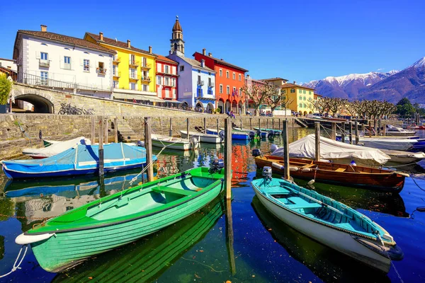 Barcos de colores en la ciudad de Ascona, Ticino, Suiza — Foto de Stock