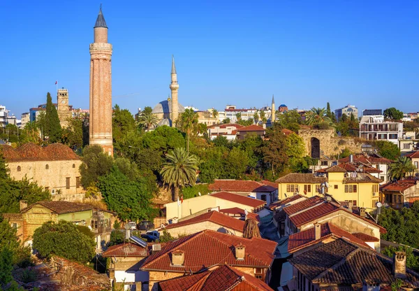 Stare Miasto Antalya, Turcja, z minaretu Śródziemnego i Wieża zegarowa — Zdjęcie stockowe