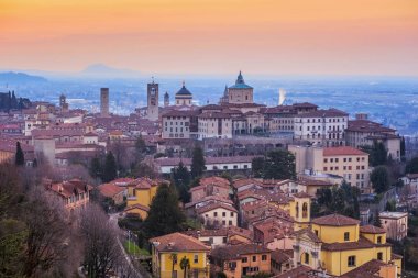 Bergamo Old Town, Lombardiya, İtalya, dramatik gündoğumu ışık