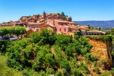 Roussillon Old Town hardal kırmızı kayalıklarla, Provence, Fransa