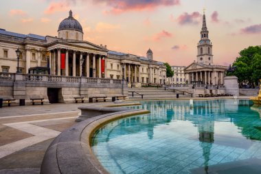 Trafalgar square, Londra, İngiltere, gündoğumu üzerinde