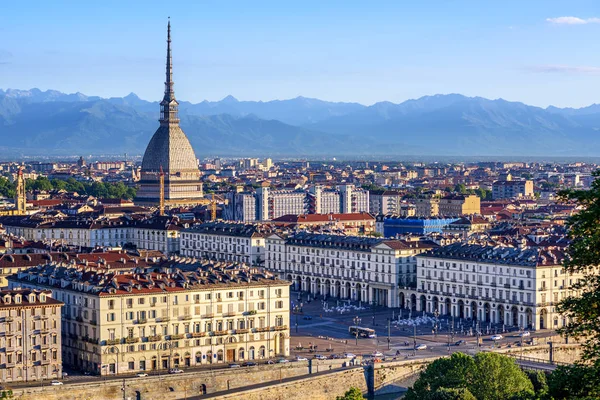 Paesaggio urbano di Torino e Alpi, Torino, Italia — Foto Stock