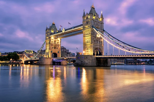 Tower Bridge sobre o rio Tamisa em Londres, Reino Unido — Fotografia de Stock