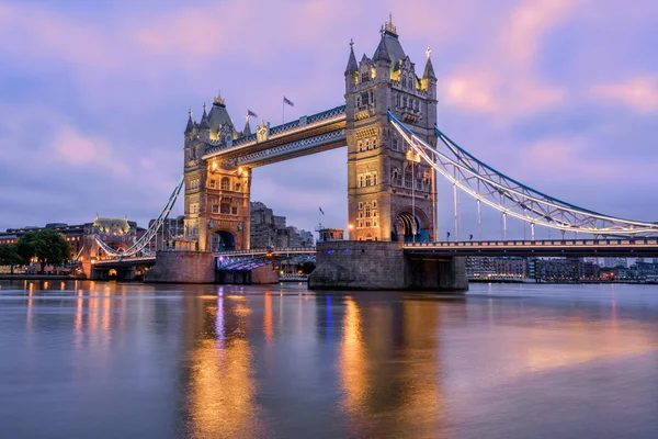 Tower Bridge em Londres, Reino Unido, ao nascer do sol luz da manhã — Fotografia de Stock
