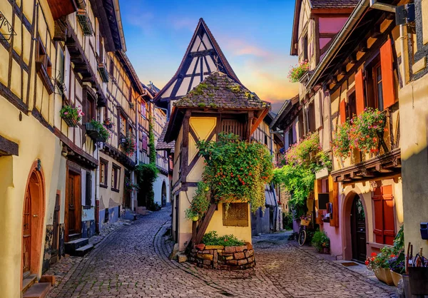 Eguisheim, Alsace, Fransa için renkli yarı ahşap evleri