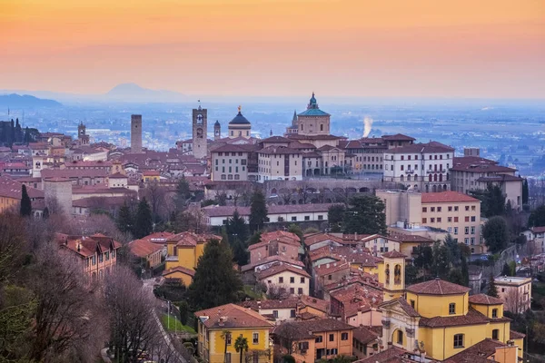 ベルガモ旧市街、ロンバルディア州、イタリア、劇的な日の出の光の中 — ストック写真