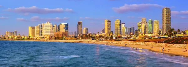 Moderna skyline i Tel Aviv city på kvällen, Israel — Stockfoto