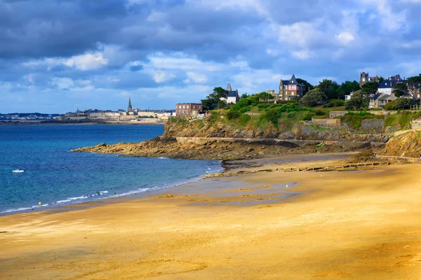 Côte atlantique bretonne avec les villes de St Malo et Dinard — Photo