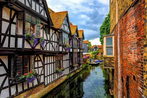 Ortaçağ evleri ve nehir Stour Canterbury Katedrali'ne, Kent, tr