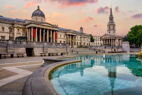 Trafalgar persegi, London, Inggris, saat matahari terbit — Stok Foto