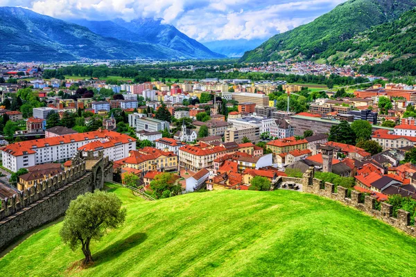 Беллінцони Старого міста в гори Альп, Швейцарія — стокове фото
