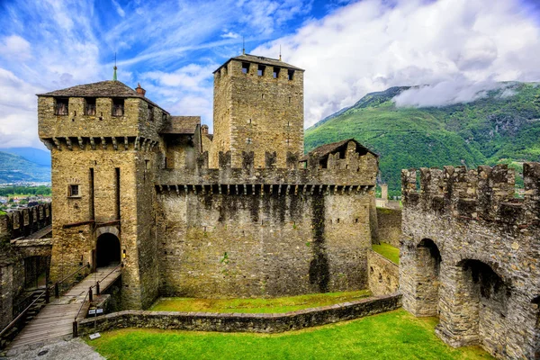 Castello di Montebello castle, Bellinzona, Швейцария — стоковое фото