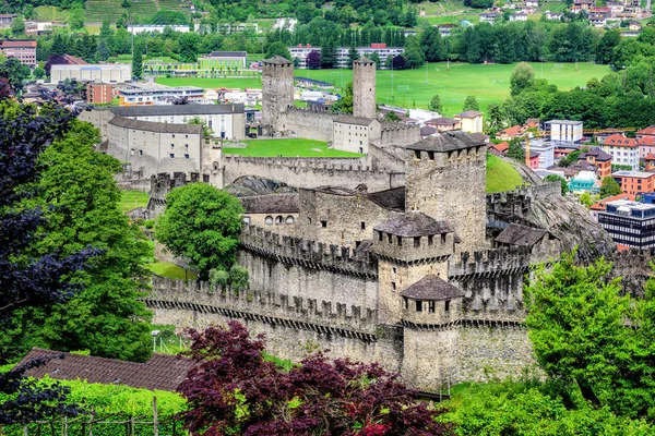 Центр города Беллинцона с двумя замками, Швейцария — стоковое фото