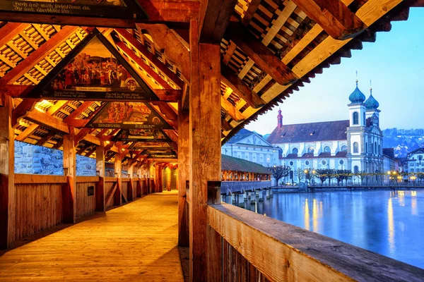 View through historical wooden Chapel Bridge to the old town of — Stock Photo, Image