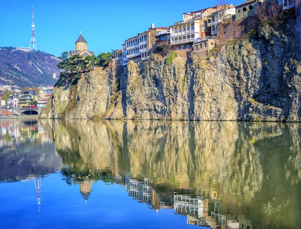 Old Town Tbiliszi, a Metekhi Rock és a folyó, Grúzia — Stock Fotó