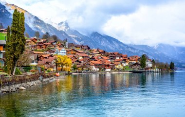 Tarihi kent merkezine ve Alp Dağları üzerinde Brienzer Gölü, İsviçre
