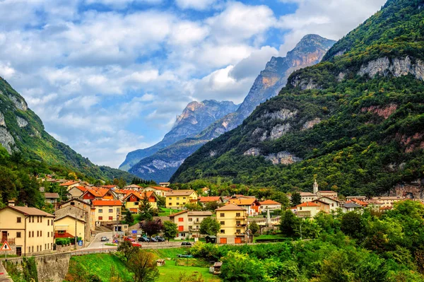 Castellavazzo město v italských Alpách Dolomity, Itálie — Stock fotografie