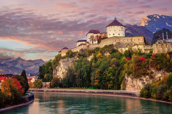 Kufstein Old Town op de Inn rivier, bergen van de Alpen, Oostenrijk — Stockfoto