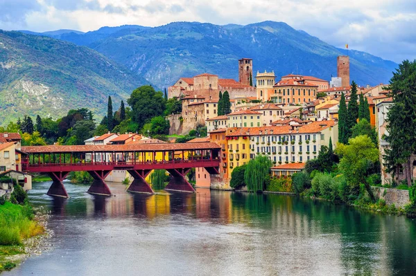 Bassano del Grappa Kota Tua dan jembatan Ponte degli Alpini, Italia — Stok Foto