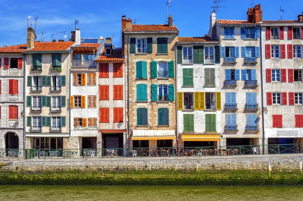 Coloridas fachadas tradicionales en Bayona, Francia — Foto de Stock