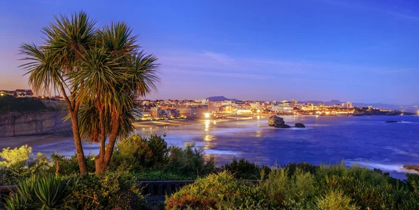Biarritz cidade e Baía da Biscaia no final da noite, França — Fotografia de Stock