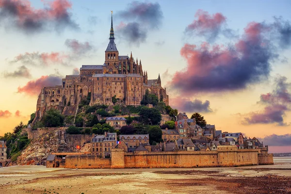 Mont Saint Michel wyspa, Normandia, Francja, na zachód słońca — Zdjęcie stockowe