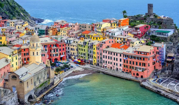Cidade pitoresca de Vernazza na costa do mar Mediterrâneo, Cinque Ter — Fotografia de Stock