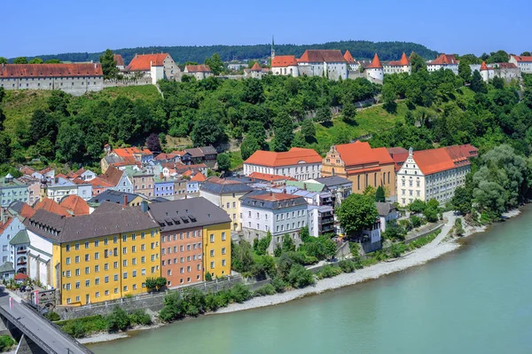 博格豪森镇和城堡在 Salzach 河, 德国 — 图库照片