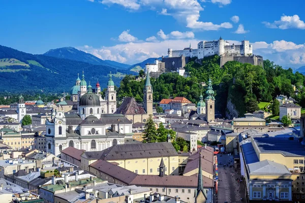 Ciudad de Salzburgo, Austria, Casco Antiguo y Castillo de Hohensalzburg — Foto de Stock