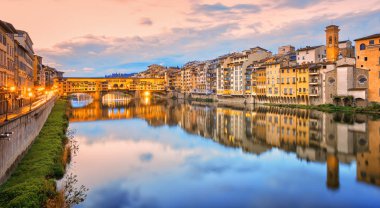 Floransa 'daki Arno Nehri İtalya' nın eski bir kasabası