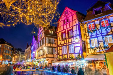 Colmar 'da bir sokakta Noel aydınlanması Eski kasaba, Alsace, F