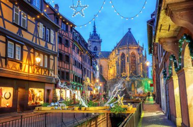 Colmar şehri, Alsace, Fransa, Noel için aydınlatıldı