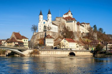 Aare nehri üzerindeki Aarburg Ol kasabası, İsviçre