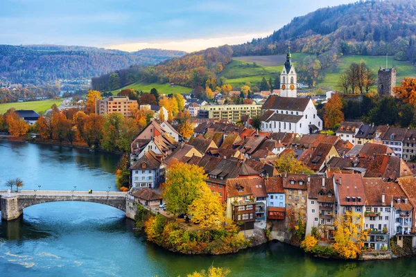 Laufenburg Ren nehri kıyısında eski bir kasaba. — Stok fotoğraf