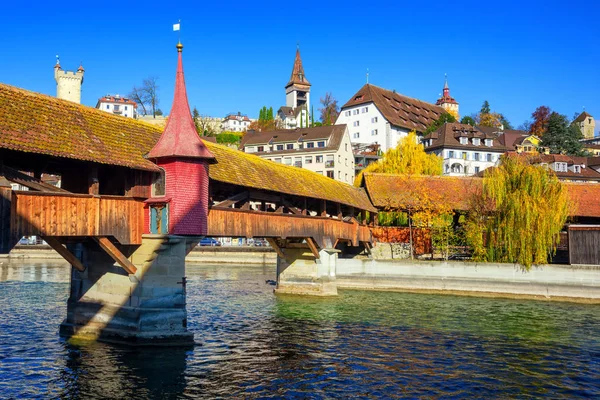 Lucerna cidade, ponte Spreuer e torres de parede da cidade velha, Switzerla — Fotografia de Stock
