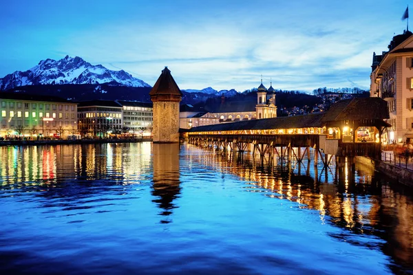 Lucerne Eski kasaba, İsviçre, mavi akşam ışığında — Stok fotoğraf