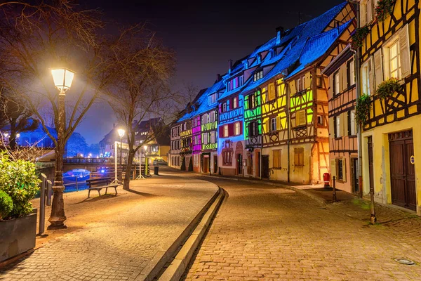 Rumah Abad Pertengahan diterangi saat Natal di Colmar, Alsace, Fran — Stok Foto