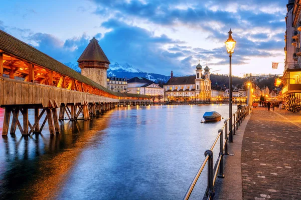 Lucerne Kota tua di malam hari cahaya, Swiss — Stok Foto