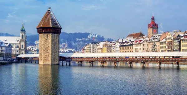 Vista panoramica sul centro storico di Lucerna, Svizzera, in inverno — Foto Stock