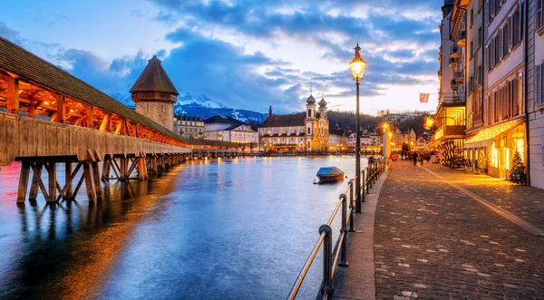 Promenada nad rzeką Lucerną, Szwajcaria — Zdjęcie stockowe