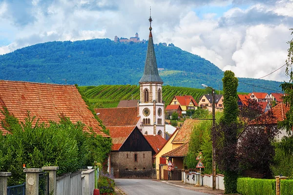 Wieś Rorschwihr i zamek Haut Koenigsbourg w Alzacji, Franc — Zdjęcie stockowe