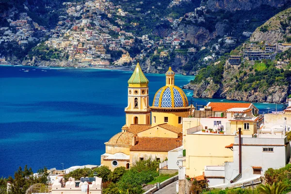 İtalya 'nın Amalfi kıyısındaki Praiano kasabası