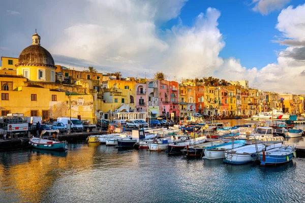 イタリア、ナポリのプロシダ島の港 — ストック写真
