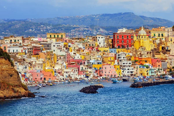 イタリア、ナポリのプロシダ島のカラフルな漁村 — ストック写真
