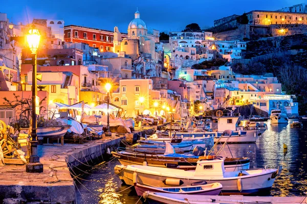 Остров Процида, порт Старого города ночью, Италия — стоковое фото